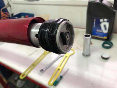 reparatie cartus suspensii moto